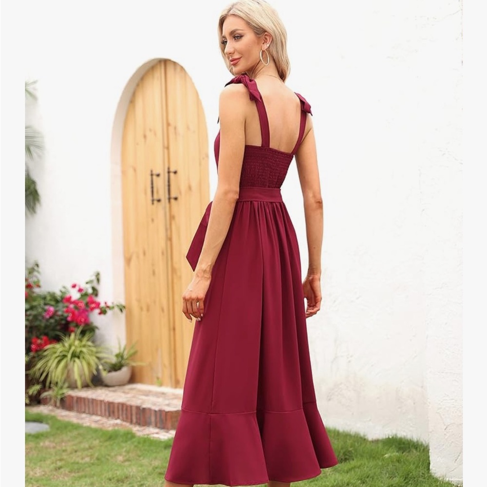 Elegant Burgundy Sleeveless Dress - Picture 2 of 4